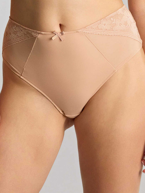 Model in Celeste High Waist Broekje Cameo Rose voorzijde