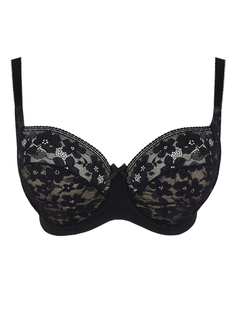 Model in Celeste Balconette BH Zwart packshot