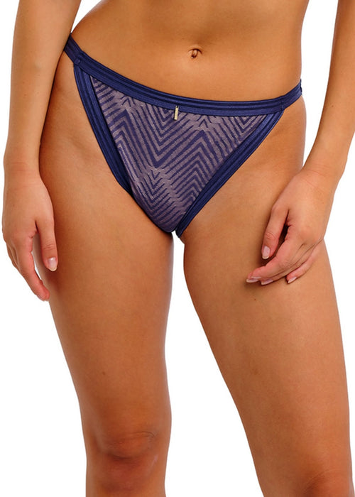 Model in Tailored Broekje Dark Sapphire voorzijde