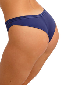 Model in Tailored Brazilian Broekje Dark Sapphire achterzijde