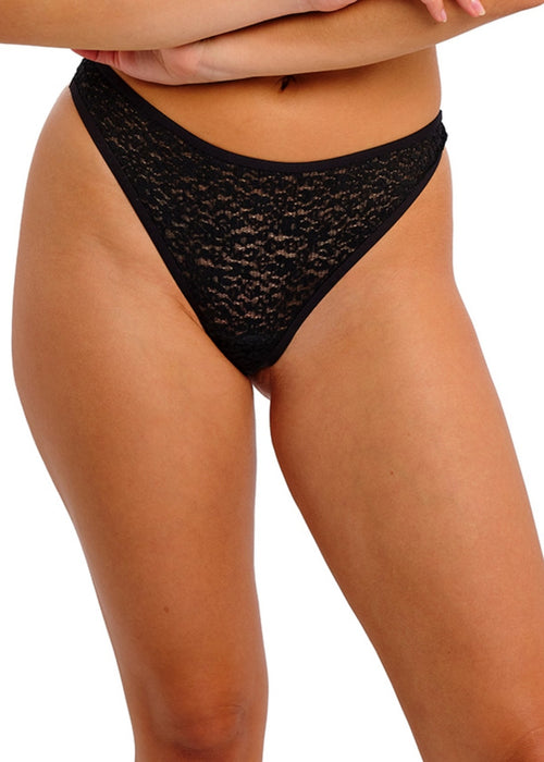 Model in Serenne String Zwart packshot