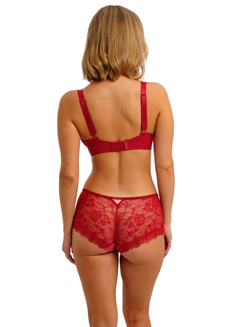 Model in Fascinate Balconette BH Cherry achterzijde