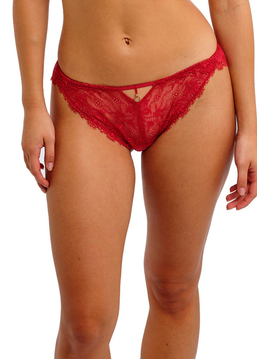 Model in Fascinate Broekje Cherry voorzijde