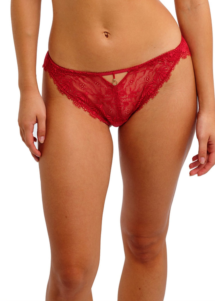 Model in Fascinate Broekje Cherry voorzijde