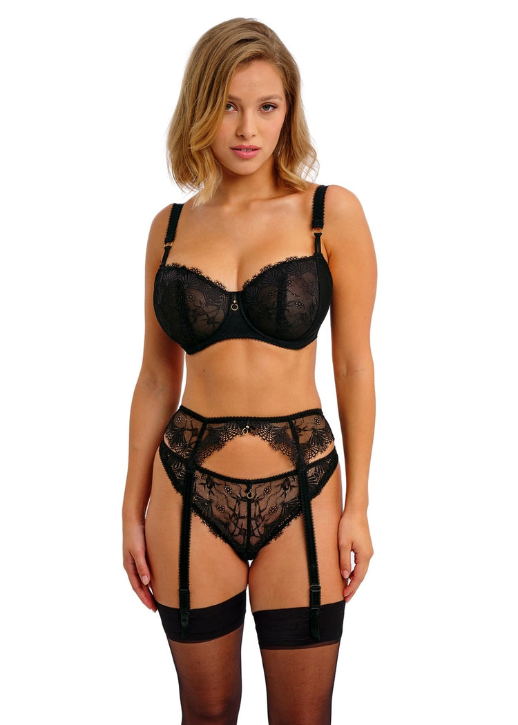 Model in Fascinate Suspender Zwart voorzijde