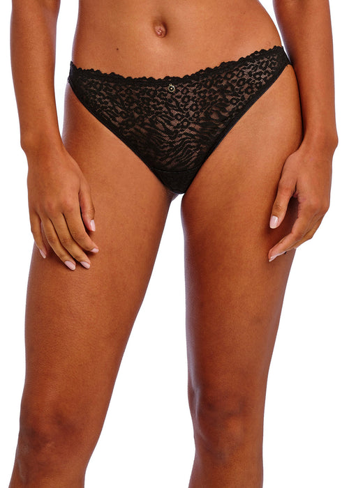 Model in Love Haze Brazilian Broekje Zwart voorzijde 