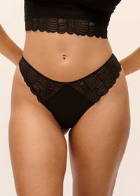 Model in Alanna String Zwart voorzijde