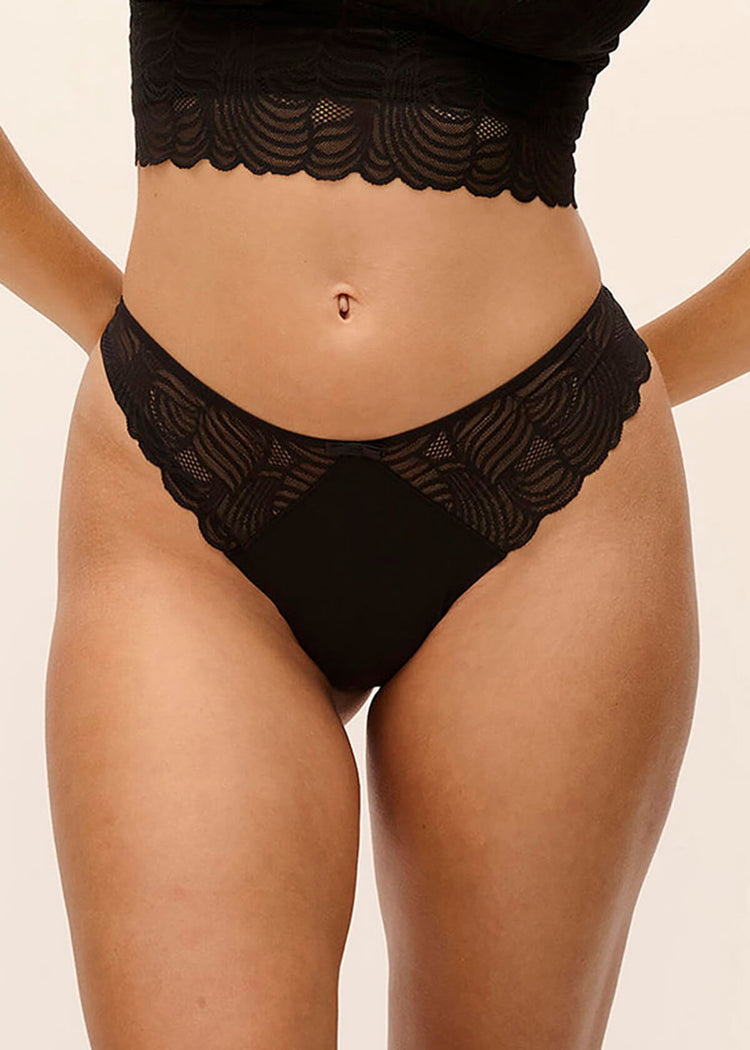 Model in Alanna String Zwart voorzijde