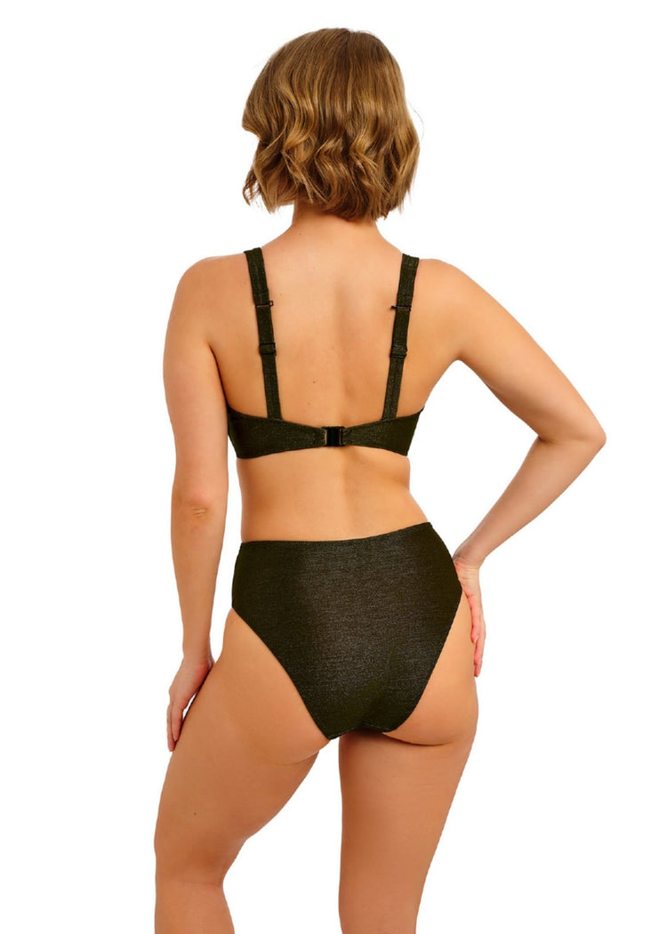 Model in Arizona Wave High Waist Bikini Broekje Nebula achterzijde