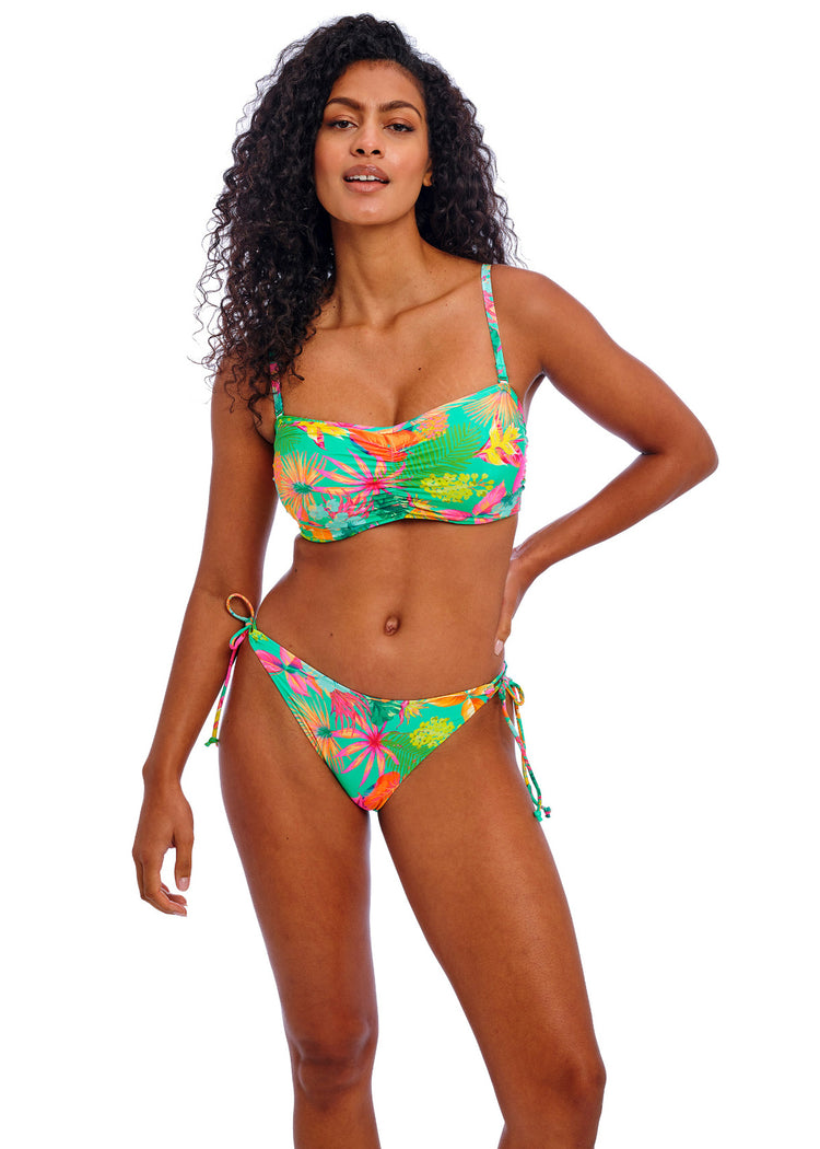 Model in Isla Margarita High Leg Bikini Broekje set voorzijde