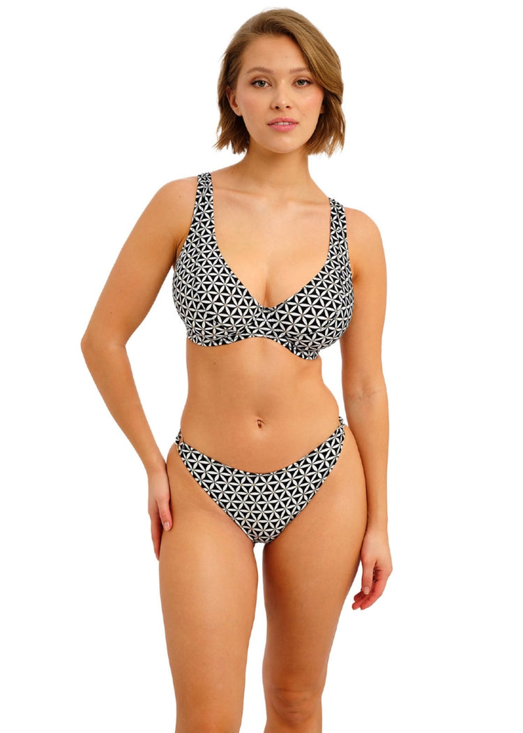 Model in Koh Tao High Apex Bikini Top Zwart voorzijde