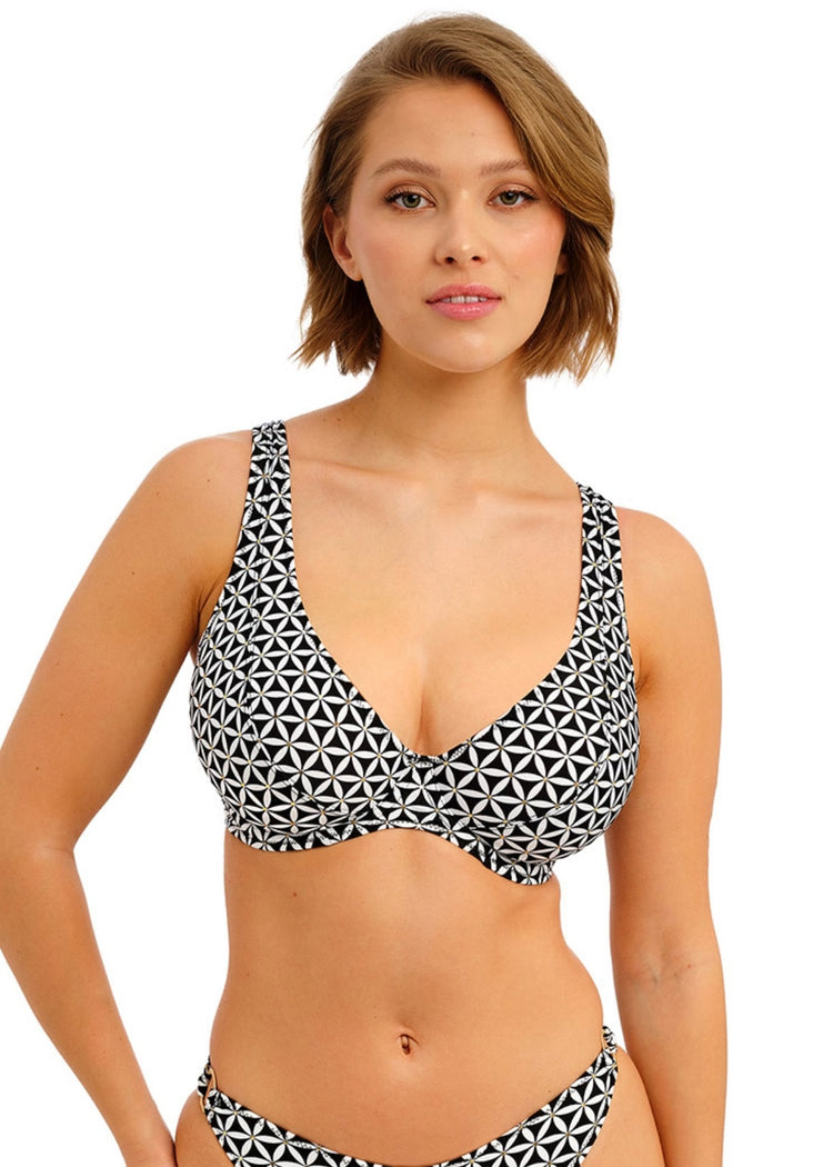 Model in Koh Tao High Apex Bikini Top Zwart voorzijde