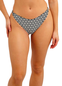 Model in Koh Tao High Leg Bikini Broekje Zwart voorzijde