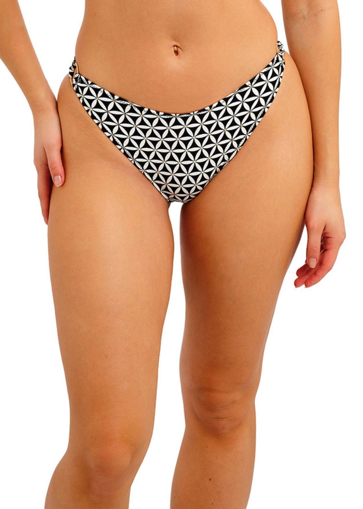Model in Koh Tao High Leg Bikini Broekje Zwart voorzijde