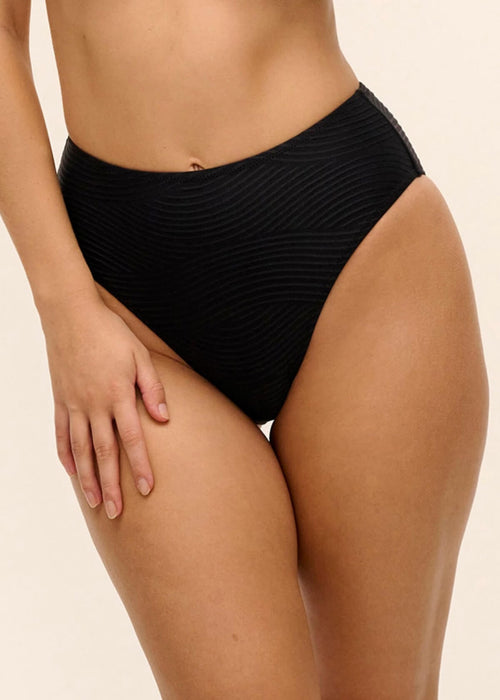 Model in Cala Cuba High Waist Bikini Broekje Black Sands packshot