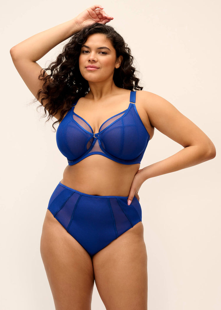 Model in Kintai Plunge BH Lapis voorzijde