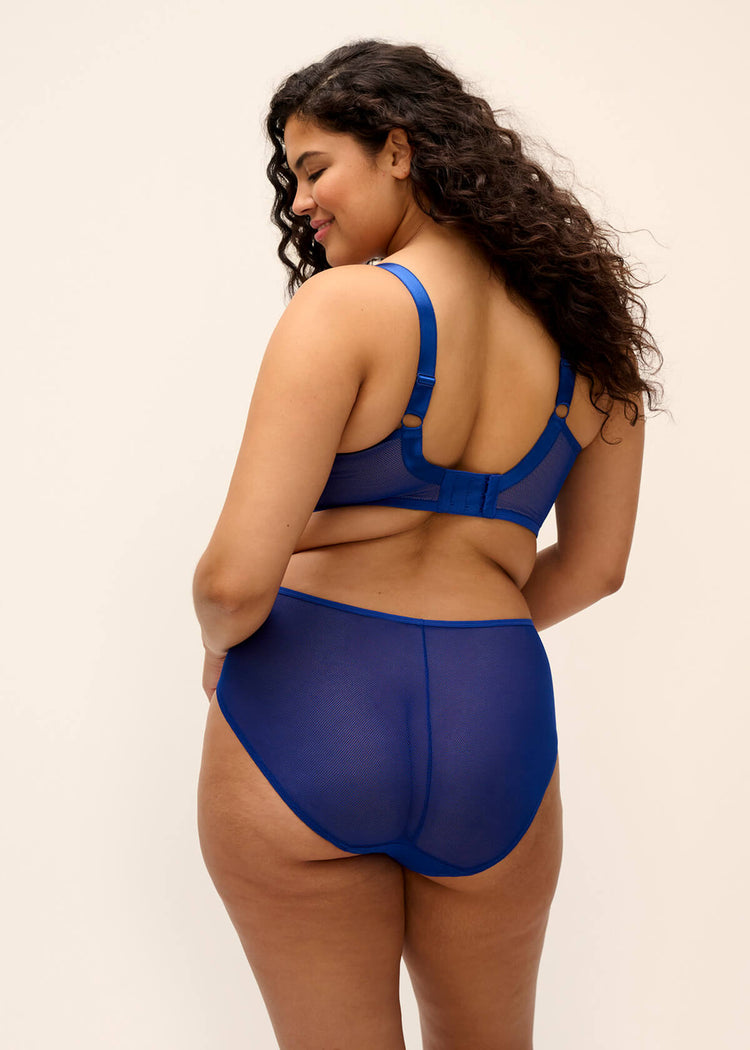 Model in Kintai Plunge BH Lapis achterzijde