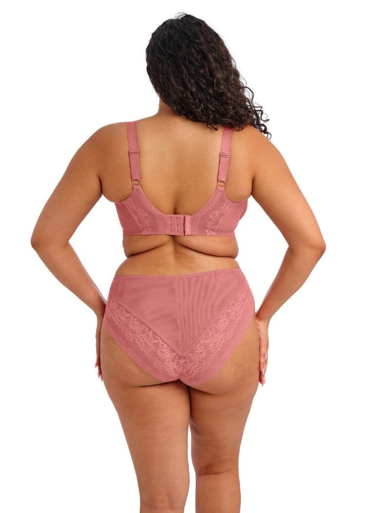 Model in Nerina Plunge Stretch BH Dusty Rose achterzijde