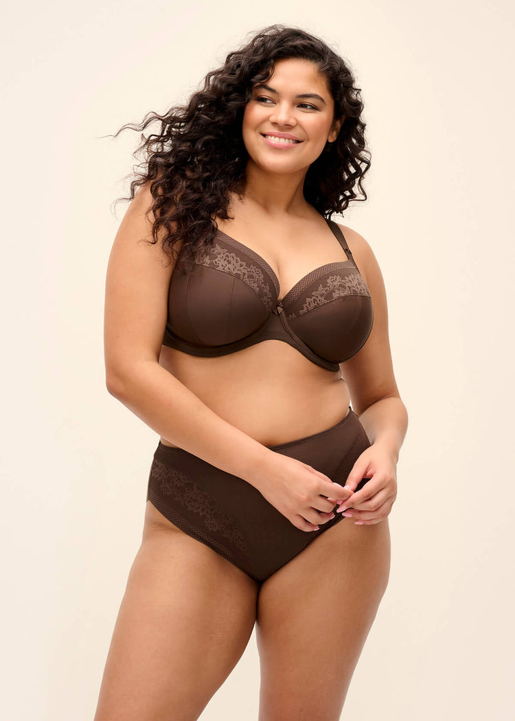 Model in Nerina Plunge Stretch BH French Roast voorzijde