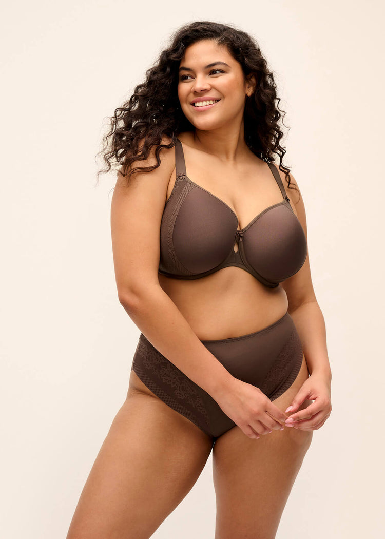 Model in Nerina High Leg Broekje French Roast voorzijde