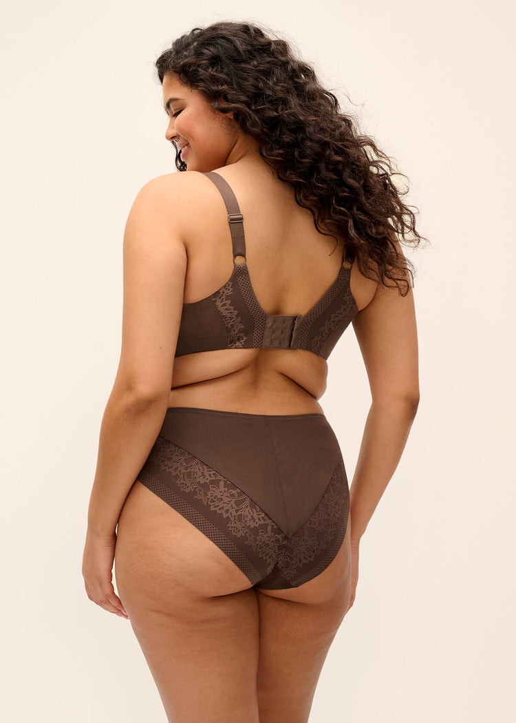 Model in Nerina High Leg Broekje French Roast achterzijde
