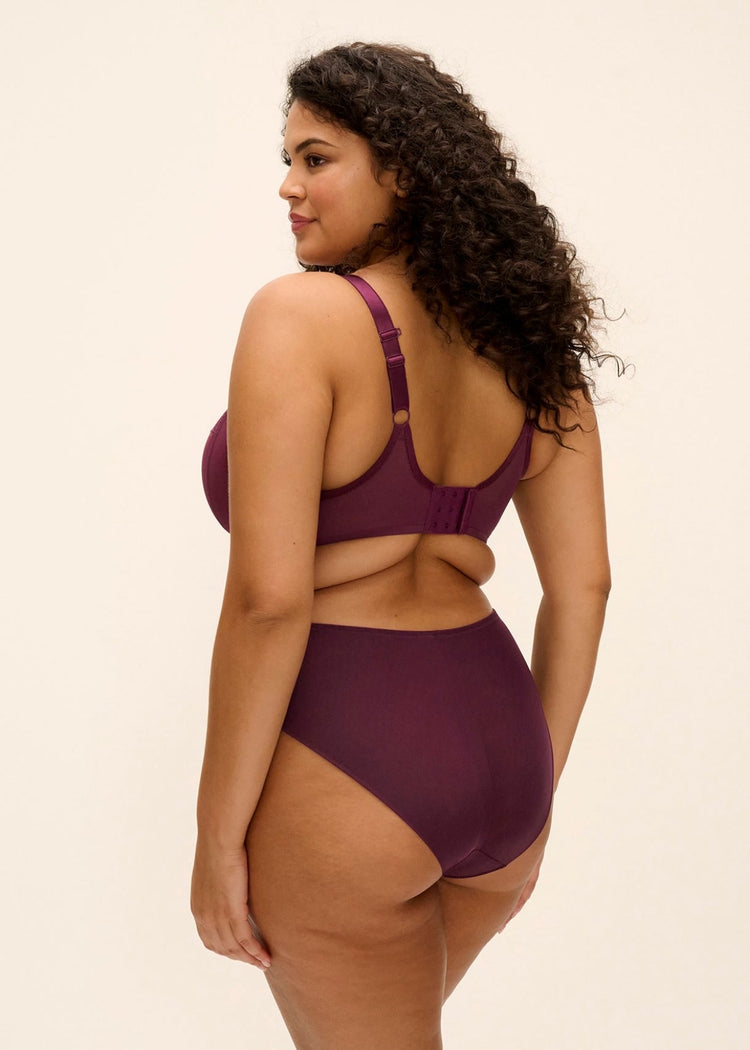Model in Reja Plunge BH Fig achterzijde
