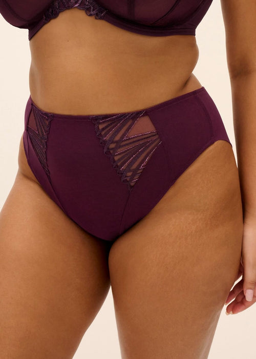Model in Reja High Leg Broekje Fig packshot