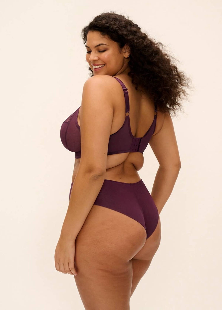 Model in Reja Brazilian Broekje Fig achterzijde