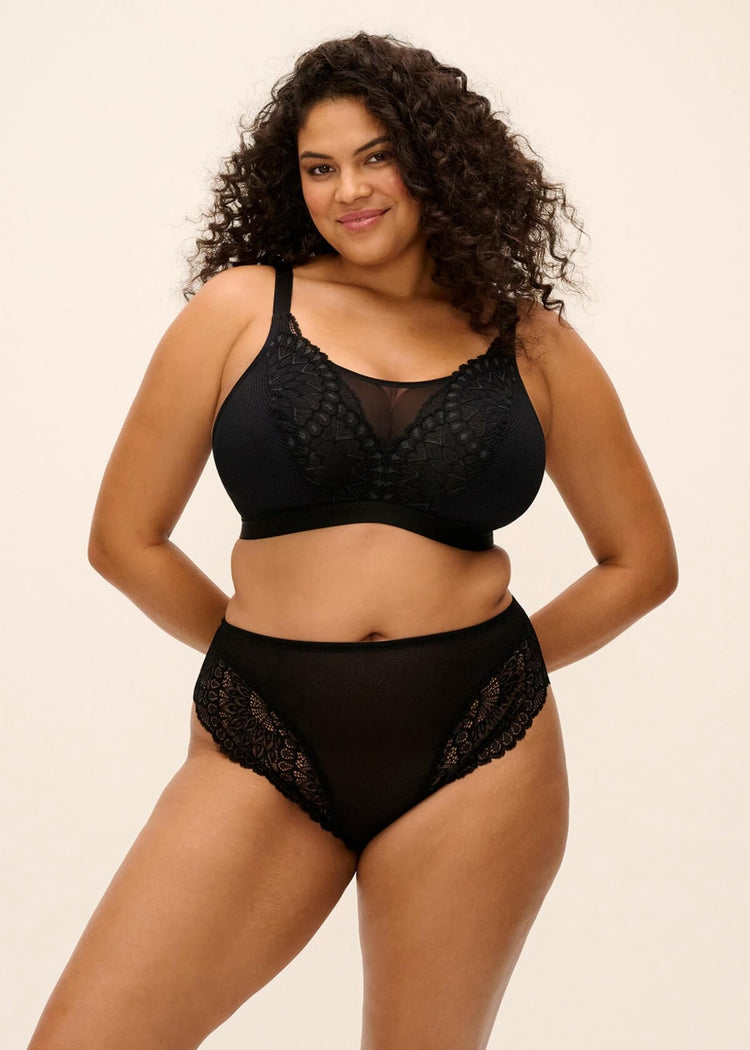 Model in Tiernie Beugelloze Bralette Zwart voorzijde