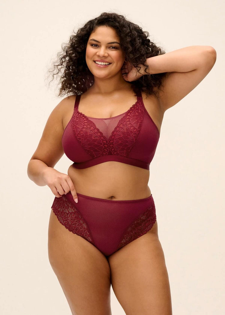 Model in Tiernie Beugelloze Bralette Tibetan Red voorzijde