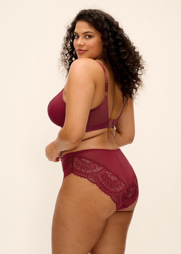 Model in Tiernie Beugelloze Bralette Tibetan Red achterzijde