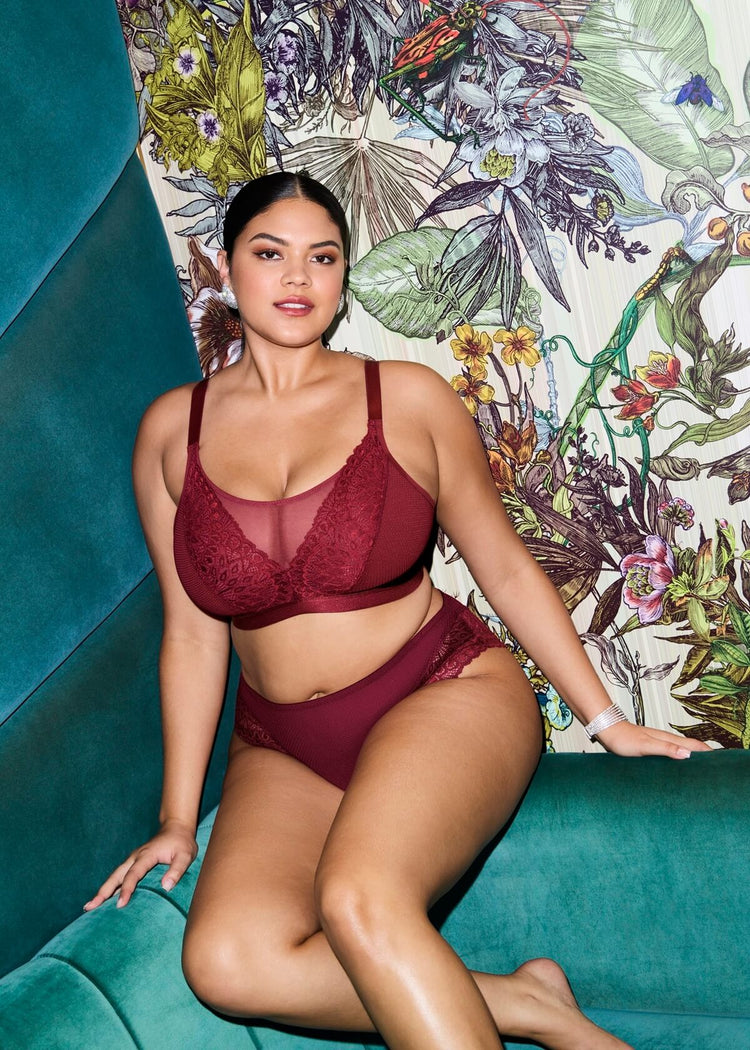 Model in Tiernie Beugelloze Bralette Tibetan Red lifestyle