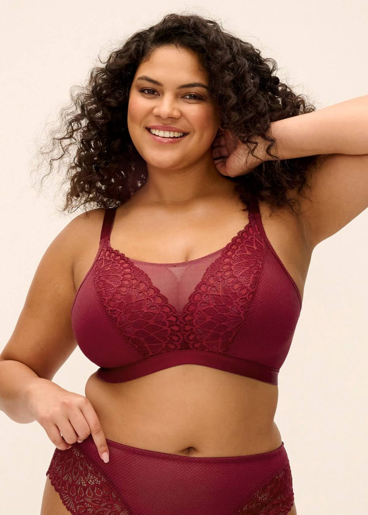Model in Tiernie Beugelloze Bralette Tibetan Red voorzijde