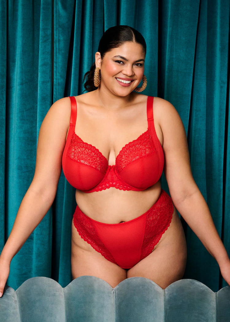 Model in Tiernie Plunge BH Rood lifestyle