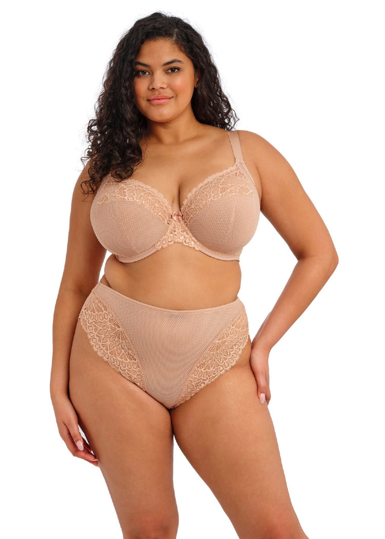 Model in Tiernie Plunge BH Sahara voorzijde