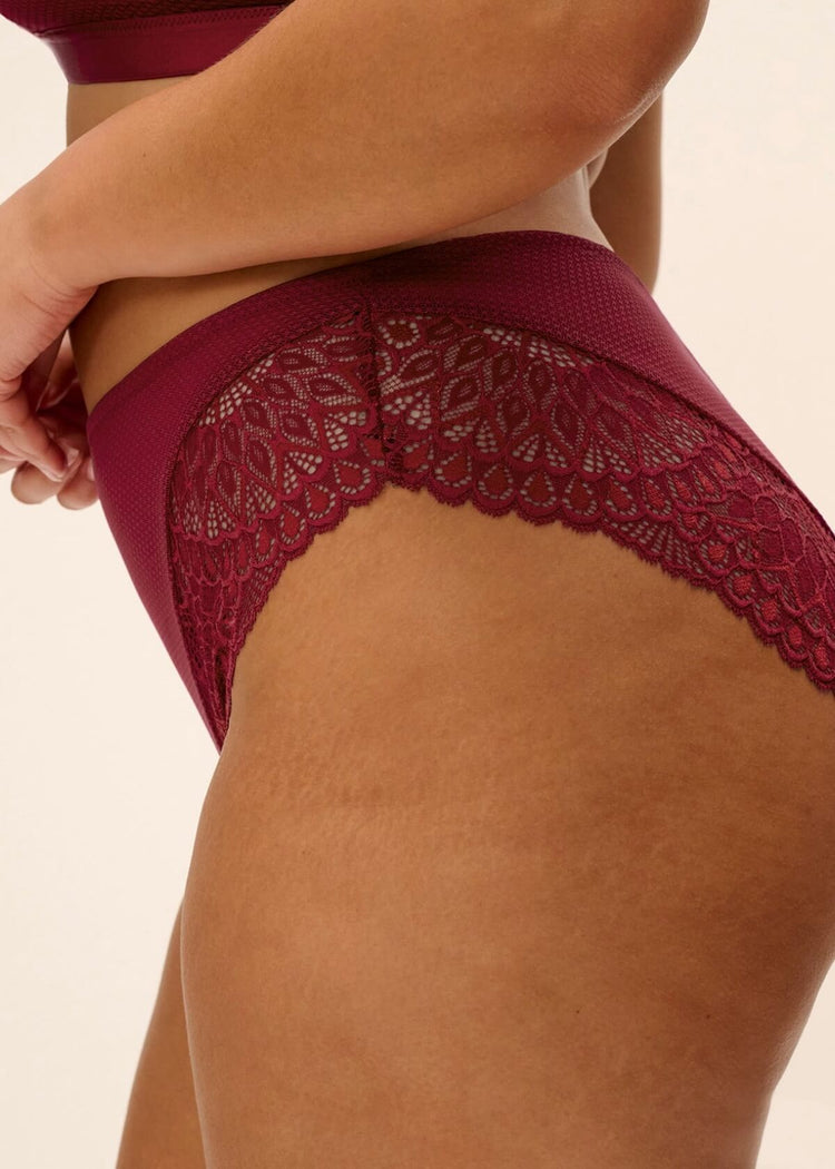 Model in Tiernie Broekje Tibetan Red zijkant