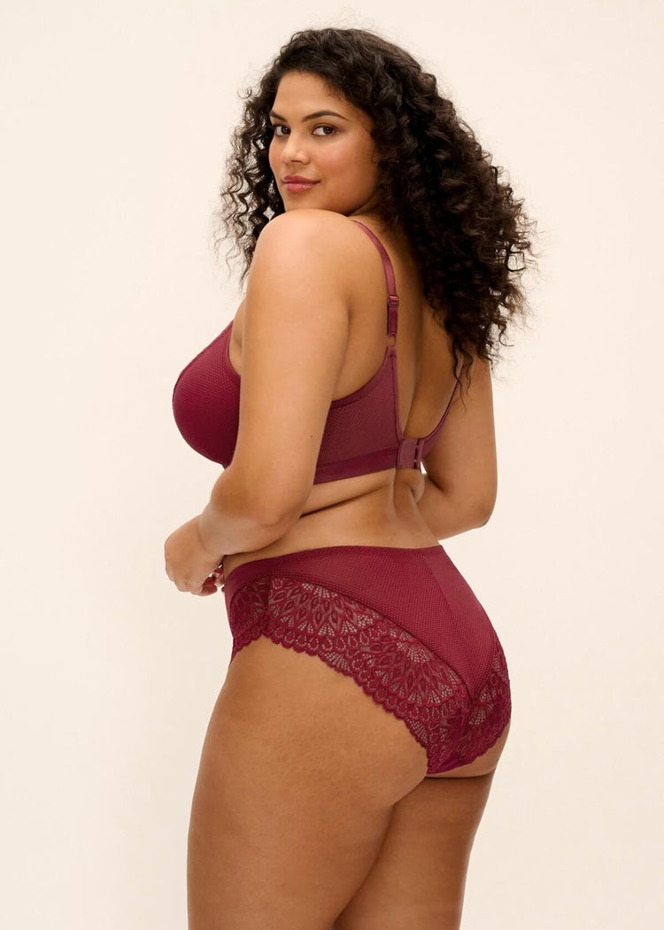 Model in Tiernie Broekje Tibetan Red achterzijde