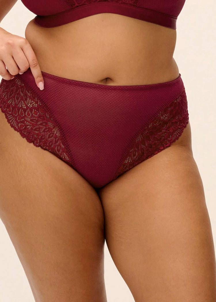 Model in Tiernie Broekje Tibetan Red voorzijde
