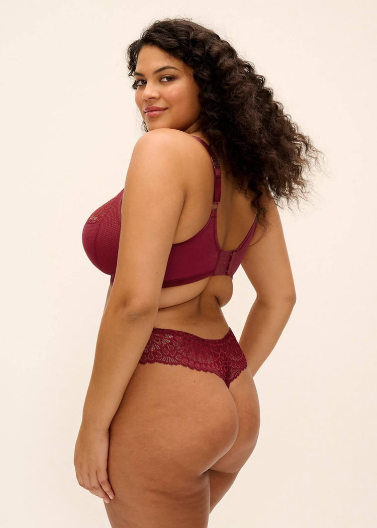 Model in Tiernie String Tibetan Red achterzijde