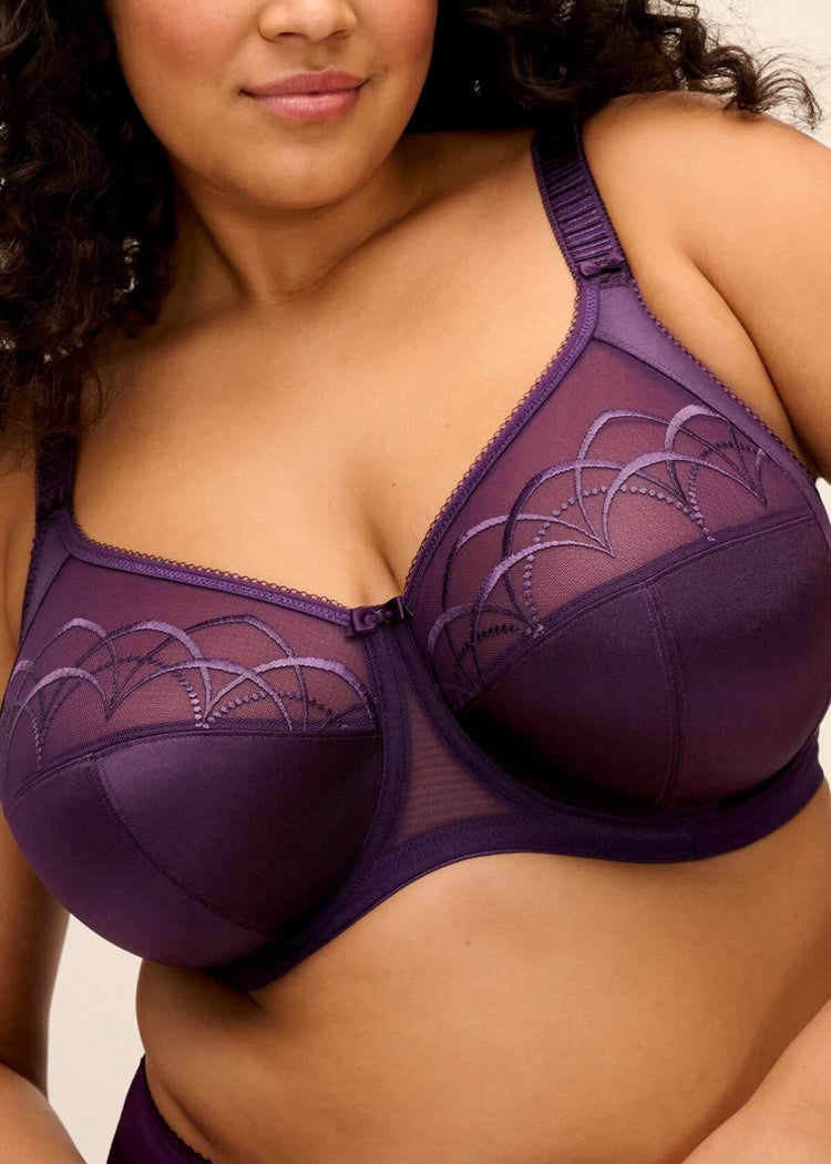 Model in Cate Full Cup BH Dark Violet voorzijde
