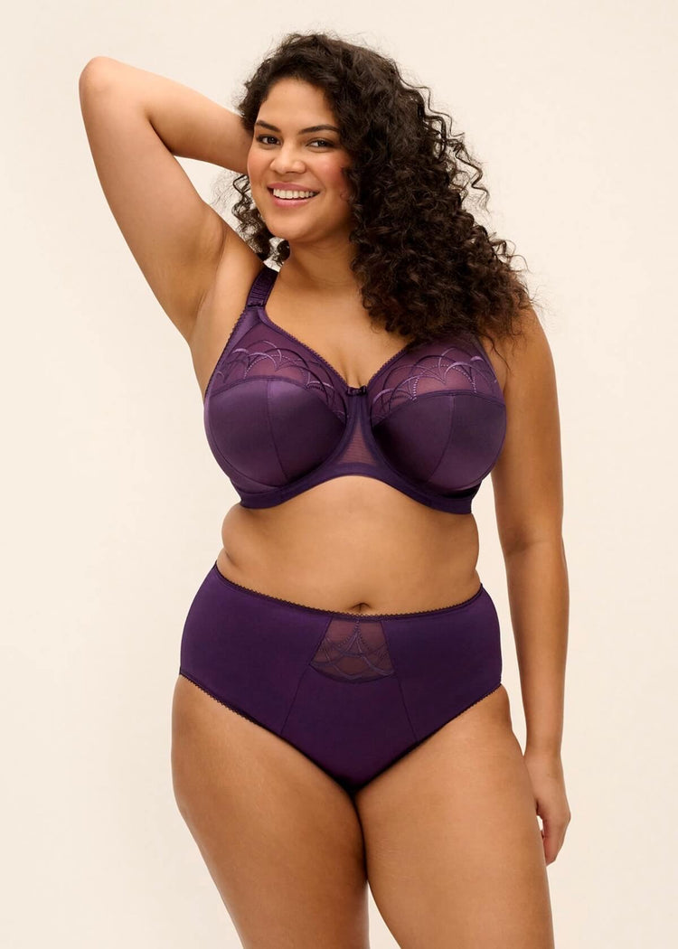 Model in Cate High Waist Broekje Dark Violet voorzijde