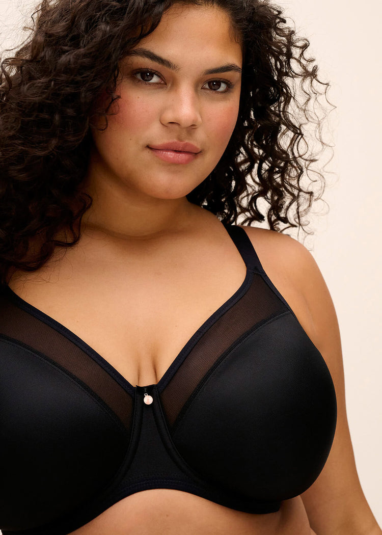 Model in Smooth Niet-Voorgevormde T-Shirt BH Zwart voorzijde 