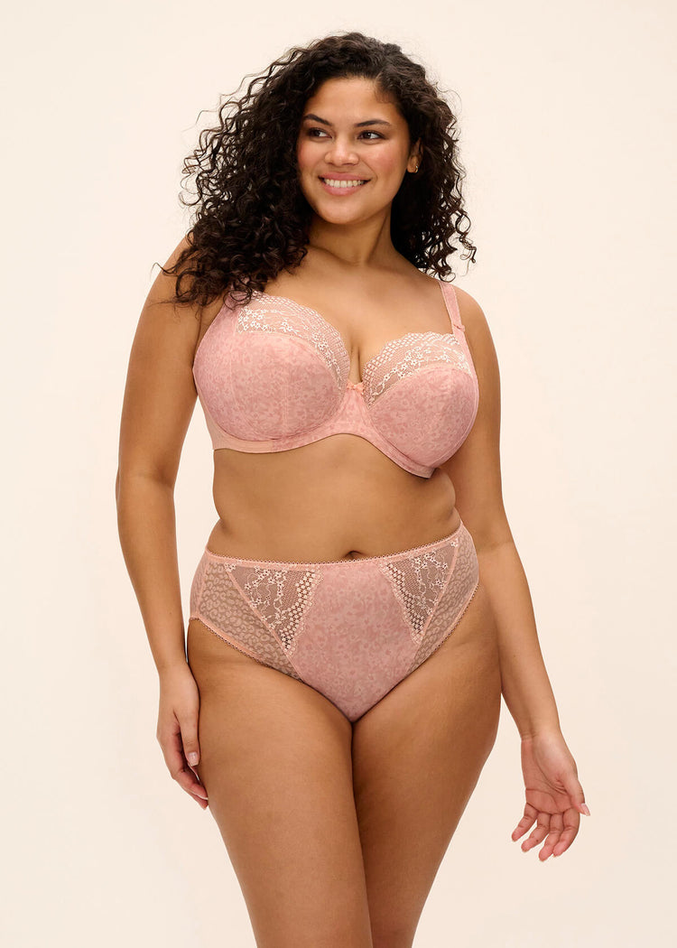 Model in Lucie Plunge Stretch BH Pale Blush voorzijde