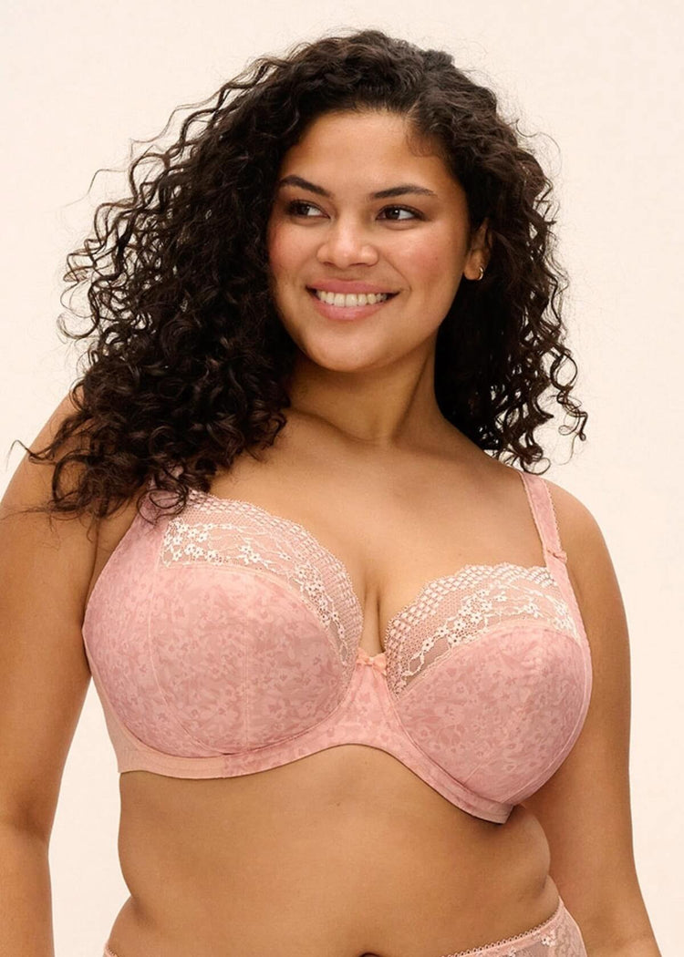 Model in Lucie Plunge Stretch BH Pale Blush voorzijde