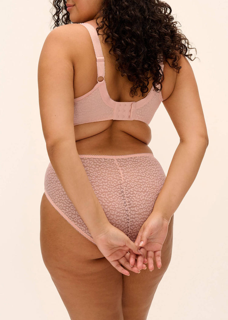 Model in Lucie High Leg Broekje Pale Blush achterzijde