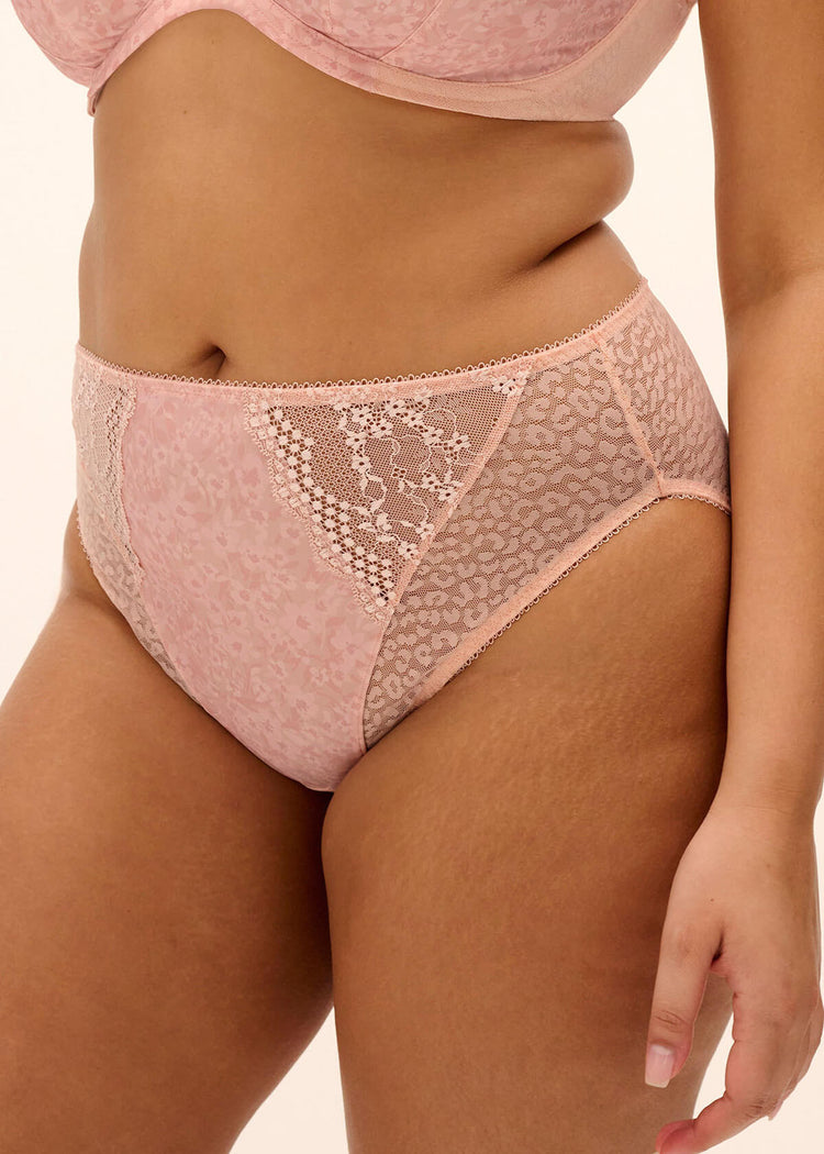 Model in Lucie High Leg Broekje Pale Blush zijkant
