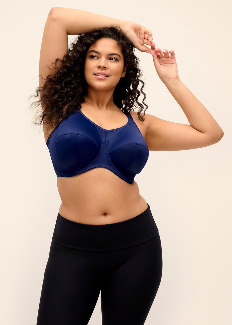 Model in Energise Sport BH Mediterranean voorzijde 