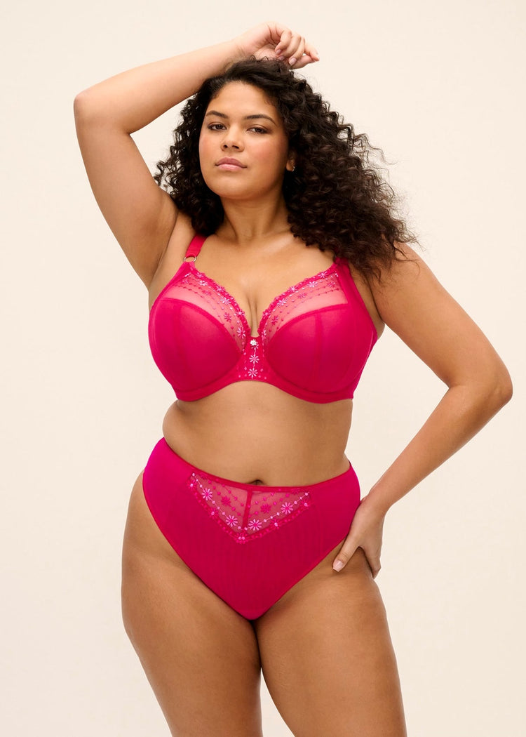 Model in Matilda String Hot Pink voorzijde 