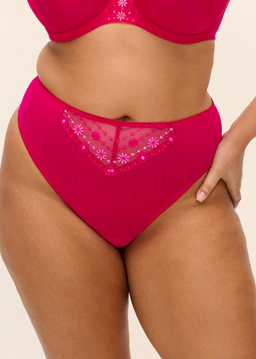 Model in Matilda String Hot Pink voorzijde 