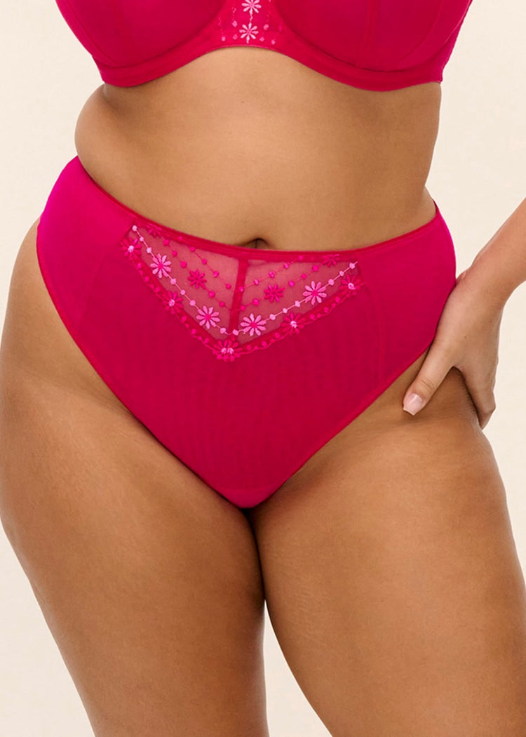 Model in Matilda String Hot Pink voorzijde 